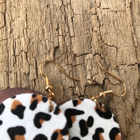 🌻4/$20 Earrings Circle Style Faux White Leopard - Picture 5 of 6
